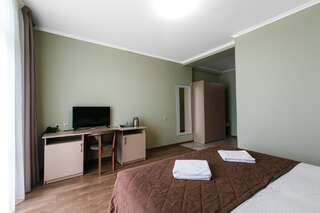 Отель Пеликан Сочи Двухместный номер с 1 кроватью или 2 отдельными кроватями и видом на море-8