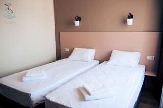Отель Пеликан Сочи Двухместный номер с 1 кроватью или 2 отдельными кроватями и видом на море-2