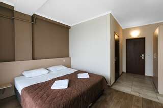 Отель Пеликан Сочи Двухместный номер с 1 кроватью или 2 отдельными кроватями-1